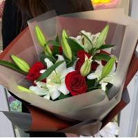 Букет красные розы и лилии с оформлением R800