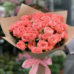 Букет 9 розовых кустовых роз с упаковкой R492