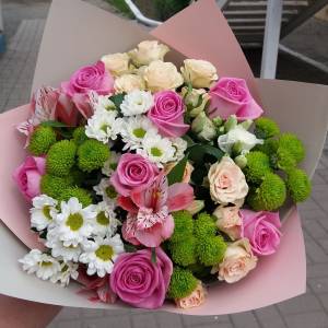 Яркий букет хризантемы и розы в оформлении R1138