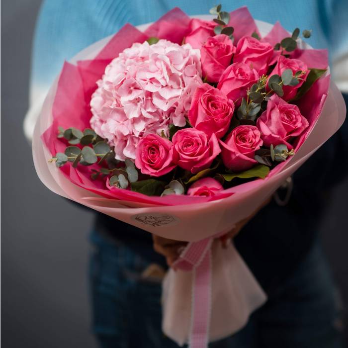 Букет розовые розы и гортензия R1712