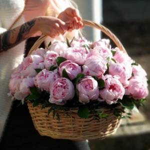 Корзина цветов, 45 крупных розовых пионов R274