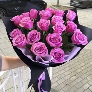 Букет 15 розовых роз в крафте R523